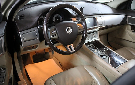 Jaguar XF 7 of 15