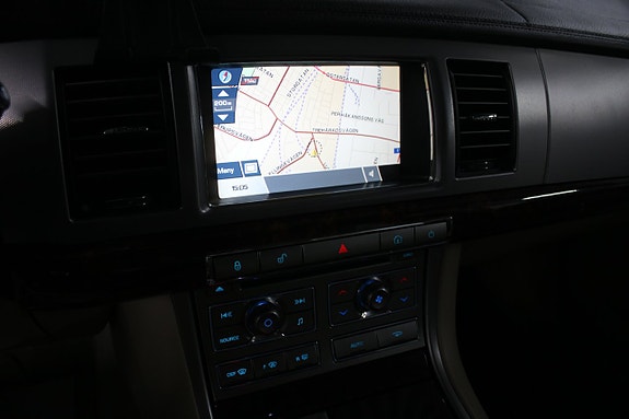 Jaguar XF 10 of 15