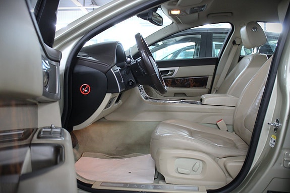 Jaguar XF 6 of 15