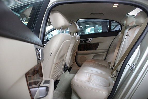 Jaguar XF 11 of 15