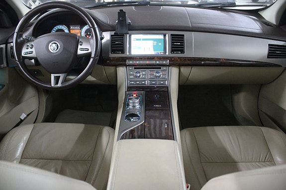 Jaguar XF 8 of 15