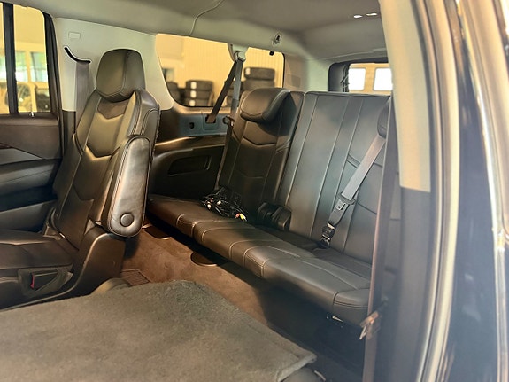 Cadillac Escalade 13 of 30