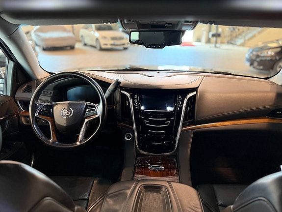 Cadillac Escalade 16 of 30