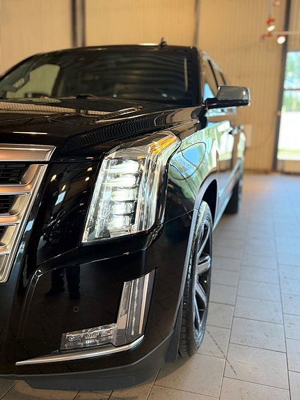 Cadillac Escalade 30 of 30