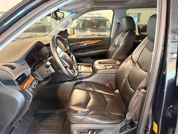 Cadillac Escalade 9 of 30