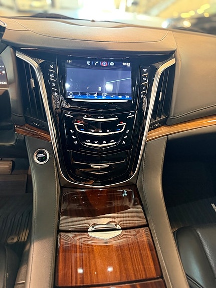 Cadillac Escalade 23 of 30