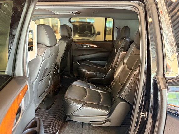 Cadillac Escalade 12 of 30
