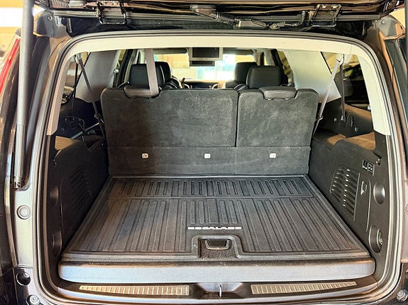 Cadillac Escalade 17 of 30