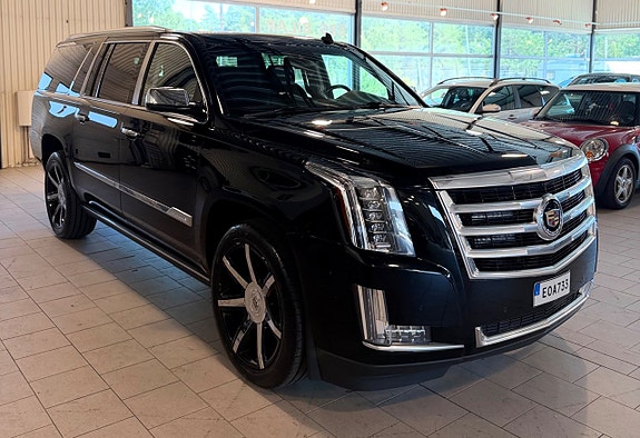 Cadillac Escalade 2 of 5