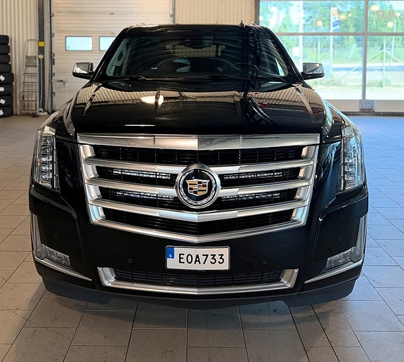 Cadillac Escalade 5 of 5