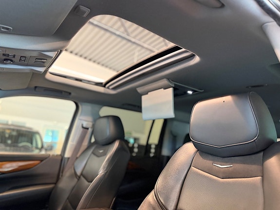 Cadillac Escalade 24 of 30