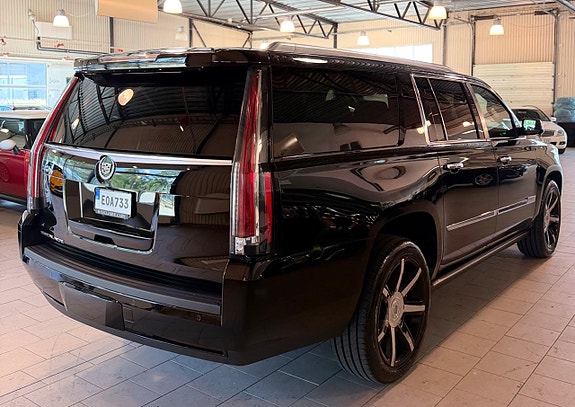 Cadillac Escalade 3 of 5
