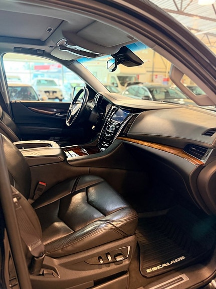 Cadillac Escalade 14 of 30