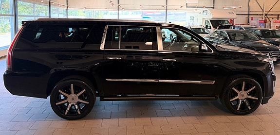 Cadillac Escalade 8 of 30