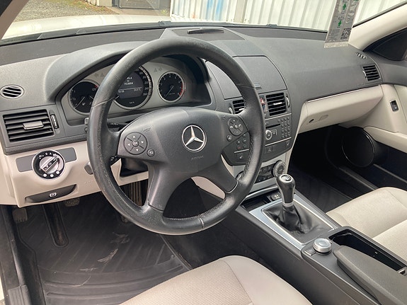 Mercedes-Benz C200 19 of 22