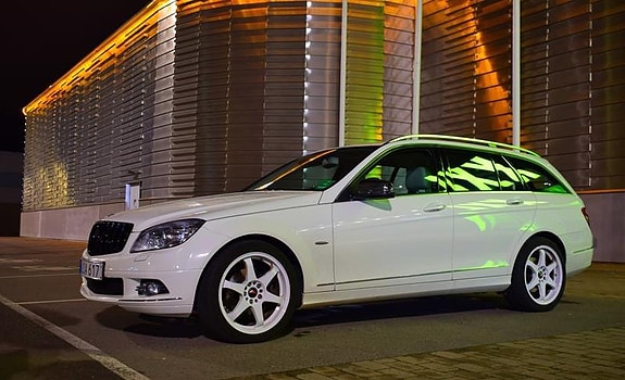 Mercedes-Benz C200 2 of 22