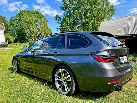 BMW 328i 2 of 5