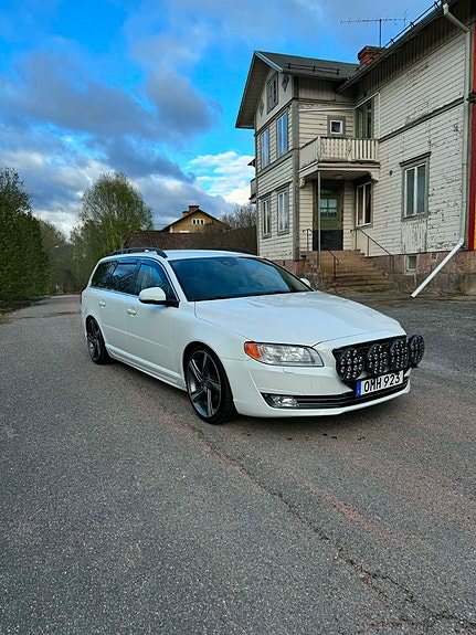 Volvo V70 3 of 5