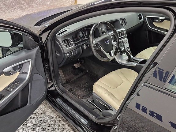 Volvo S60 2 of 7