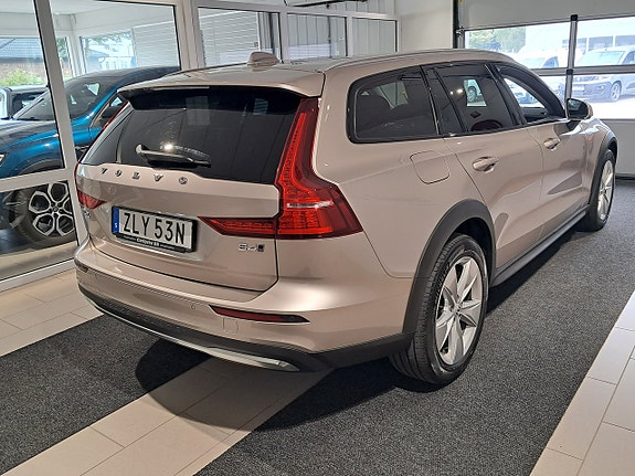 Volvo V60 Cross Country 4 of 7