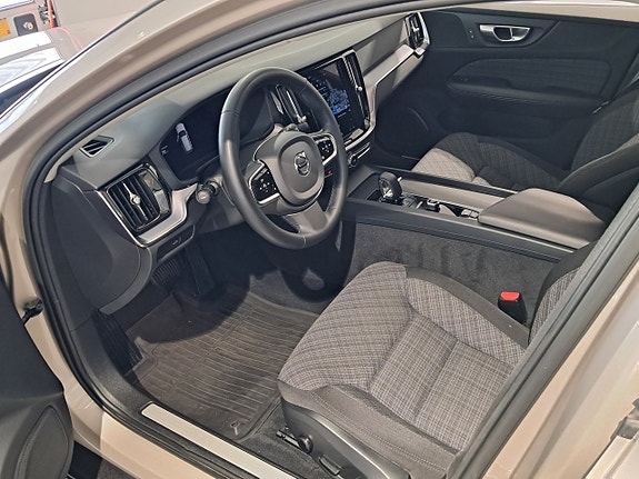 Volvo V60 Cross Country 2 of 7