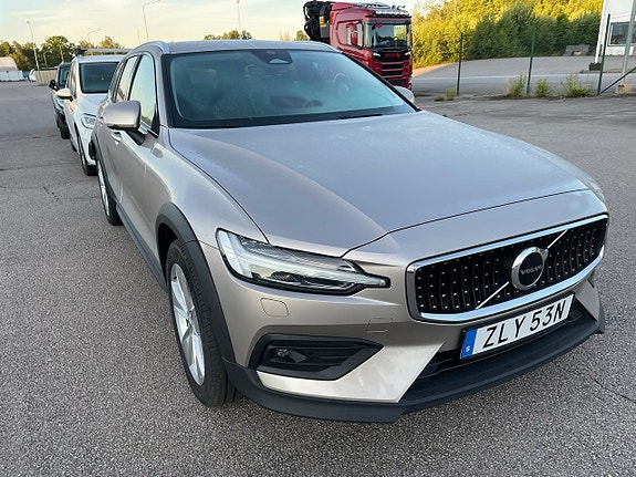 Volvo V60 Cross Country 2 of 2