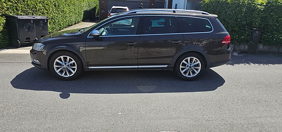 Volkswagen Passat Alltrack 2 of 5