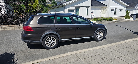 Volkswagen Passat Alltrack 3 of 5