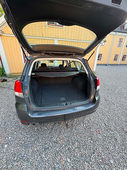 Subaru Legacy 6 of 12