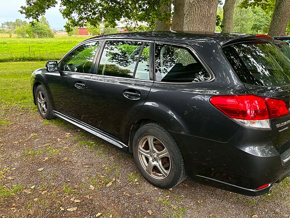 Subaru Legacy 2 of 5