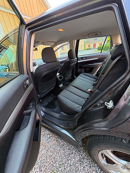 Subaru Legacy 10 of 12