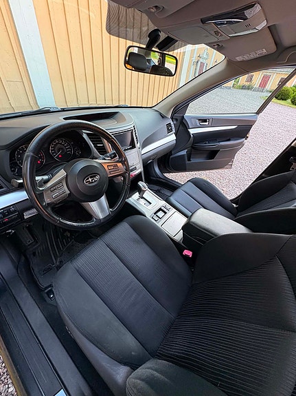 Subaru Legacy 8 of 12