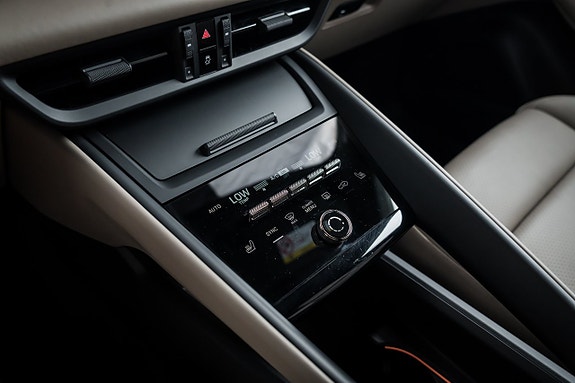 Porsche Macan Turbo 14 of 19
