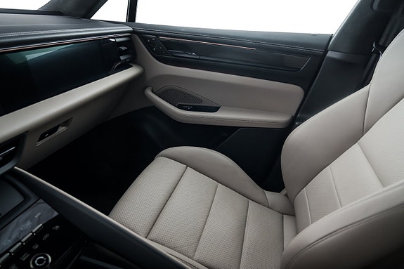 Porsche Macan Turbo 16 of 19