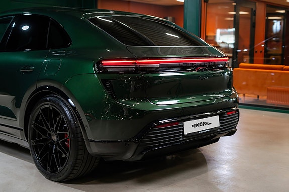 Porsche Macan Turbo 3 of 5