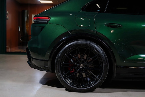 Porsche Macan Turbo 7 of 19