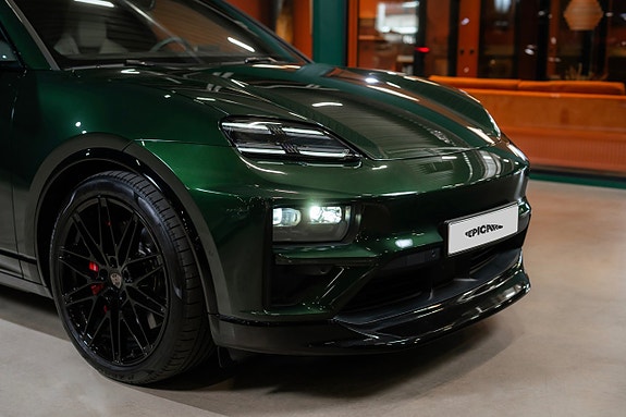 Porsche Macan Turbo 2 of 5