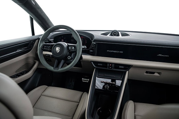 Porsche Macan Turbo 17 of 19