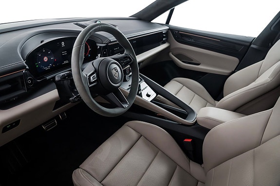 Porsche Macan Turbo 10 of 19