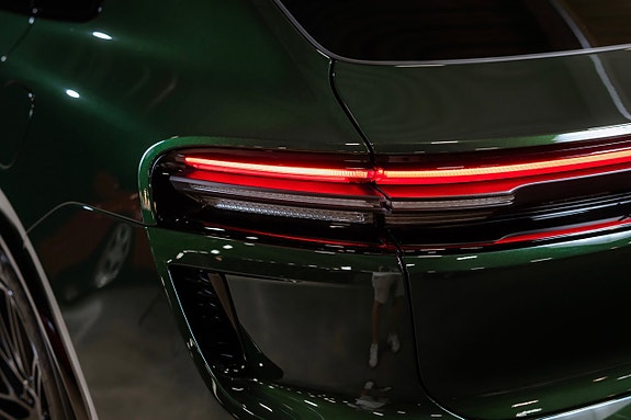 Porsche Macan Turbo 9 of 19