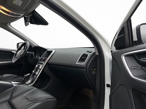 Volvo XC60 12 of 23