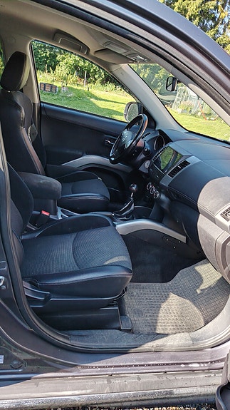 Mitsubishi Outlander 2 of 3