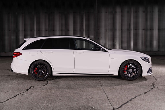 Mercedes-Benz C63 2 of 5