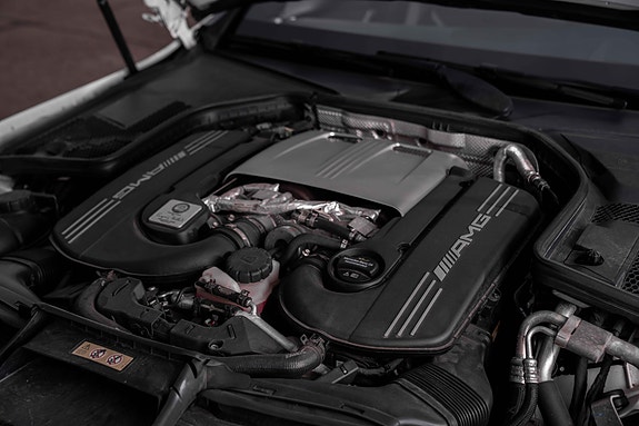 Mercedes-Benz C63 10 of 12