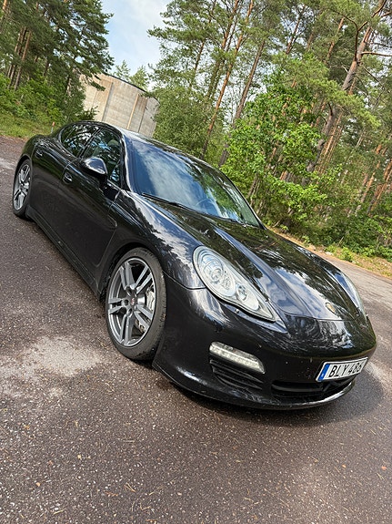 Porsche Panamera 4S 2 of 5