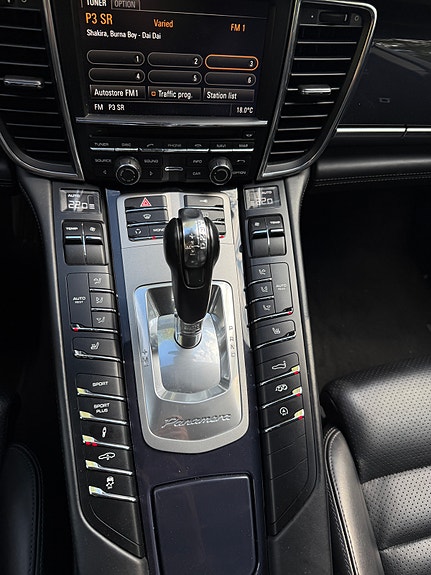 Porsche Panamera 4S 8 of 9