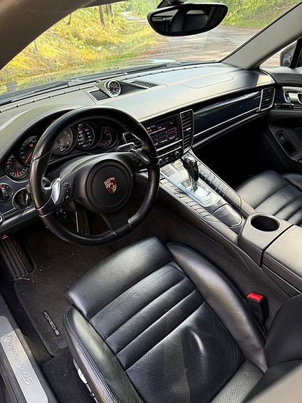 Porsche Panamera 4S 6 of 9