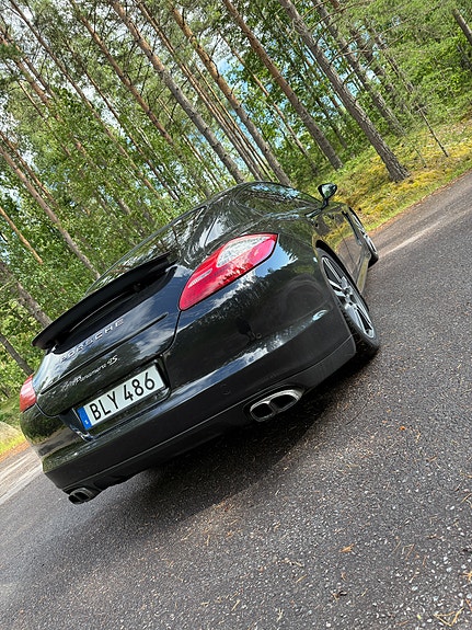Porsche Panamera 4S 4 of 5