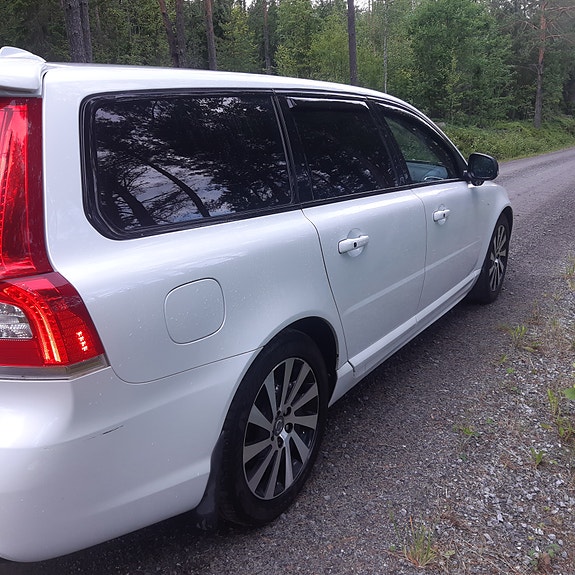 Volvo V70 3 of 5