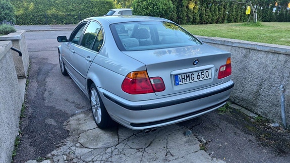 BMW 320i 3 of 5